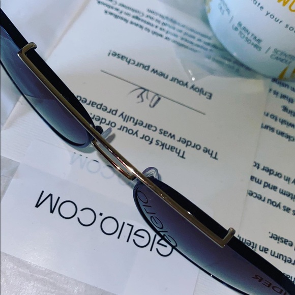 Salvatore ferragamo Sunglasses gold with black rims and brown tinted lenses - Picture 4 of 16